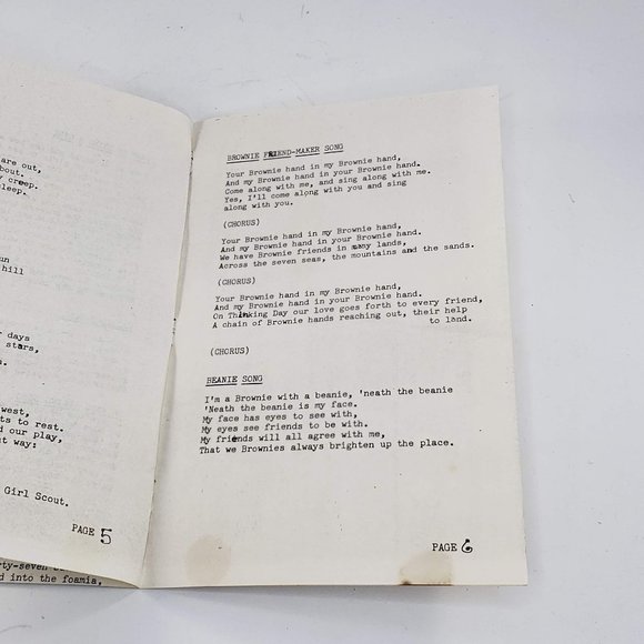 Vintage 1979 Girl Scout Brownie Scouts Song Book - Picture 3 of 4